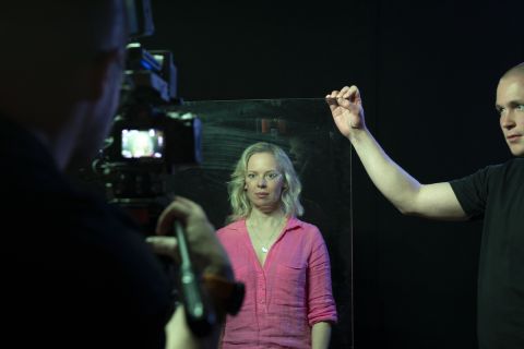 Vaalea hiuksinen henkilö (Alma Pöysti) kuvauksissa studiossa. 