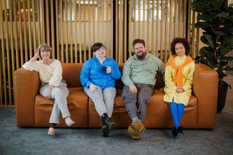Work in Finlandin ja Business Finlandin brändikuva, jossa neljä henkilöä istuvat sohvalla.