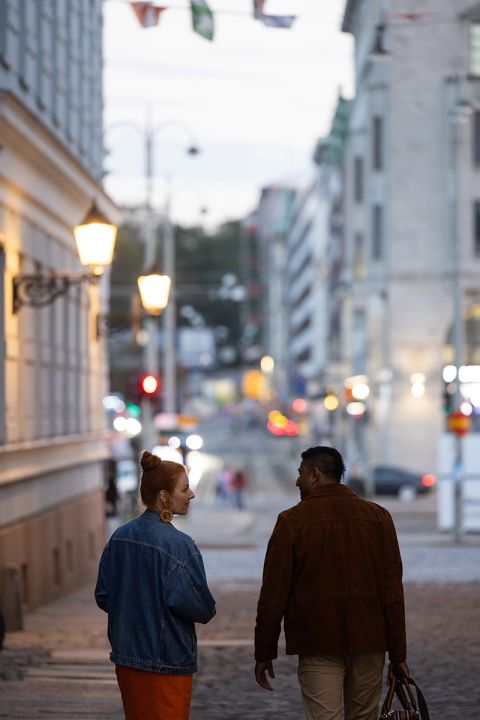 Work in Finlandin ja Business Finlandin brändikuva, jossa kaksi henkilöä kävelevät kaupungissa illalla.