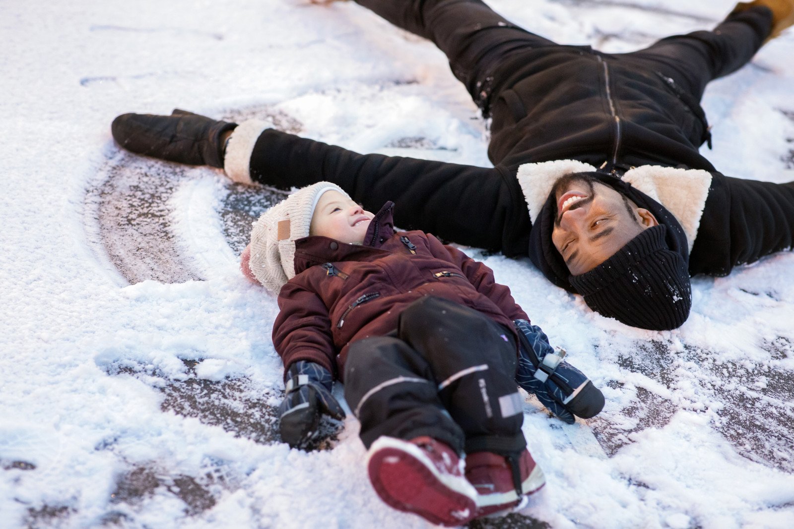 Lapsi ja aikuinen lumella