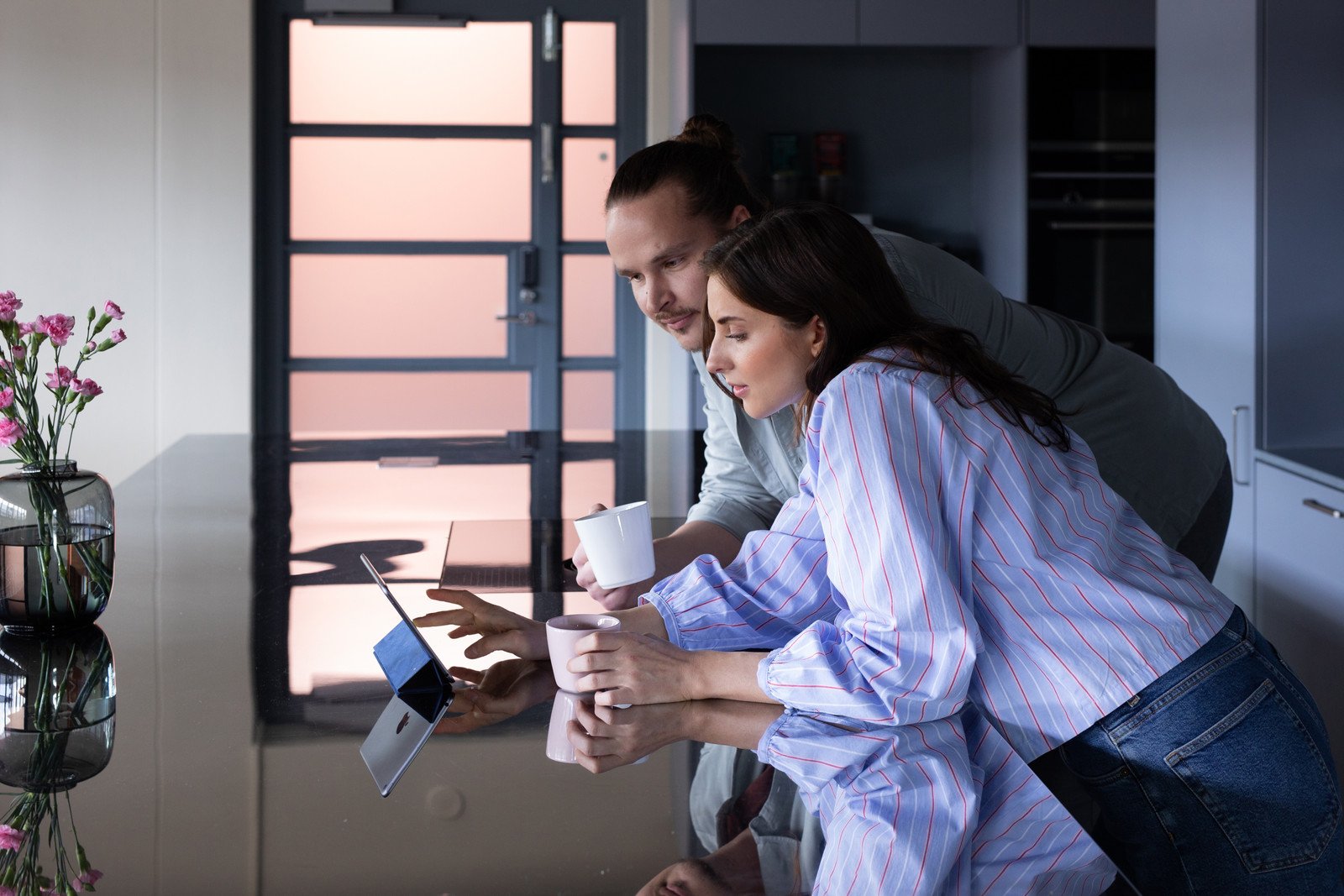 Two people are looking at Ipäd.