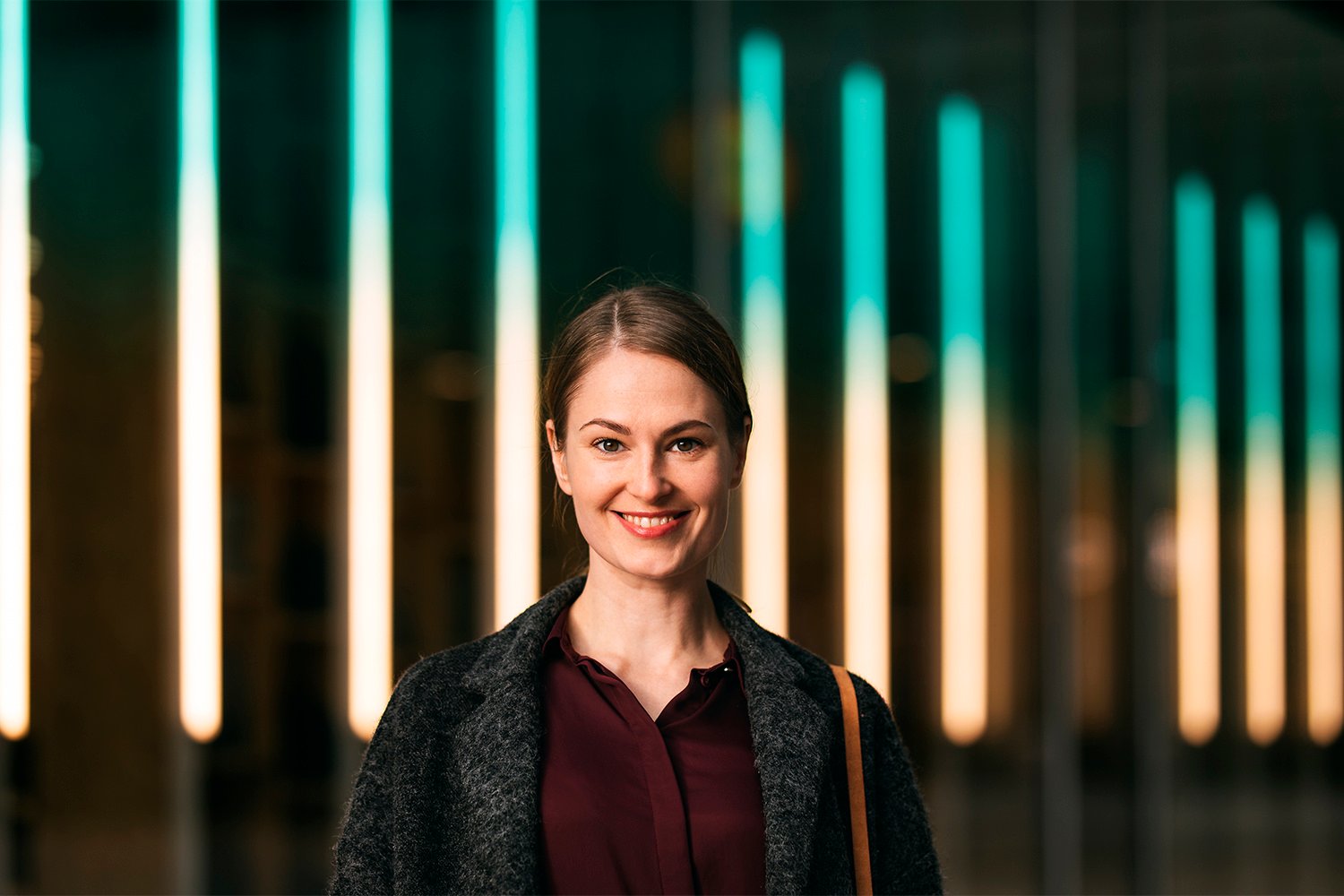 Henkilö hymyilee.