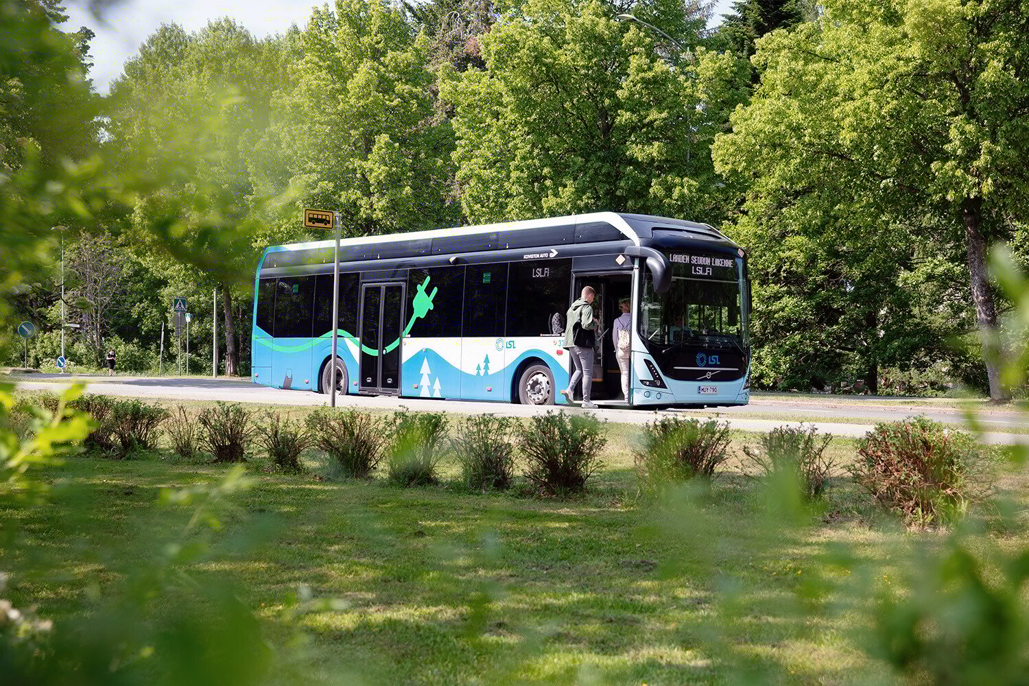 Bussi bussipysäkillä.