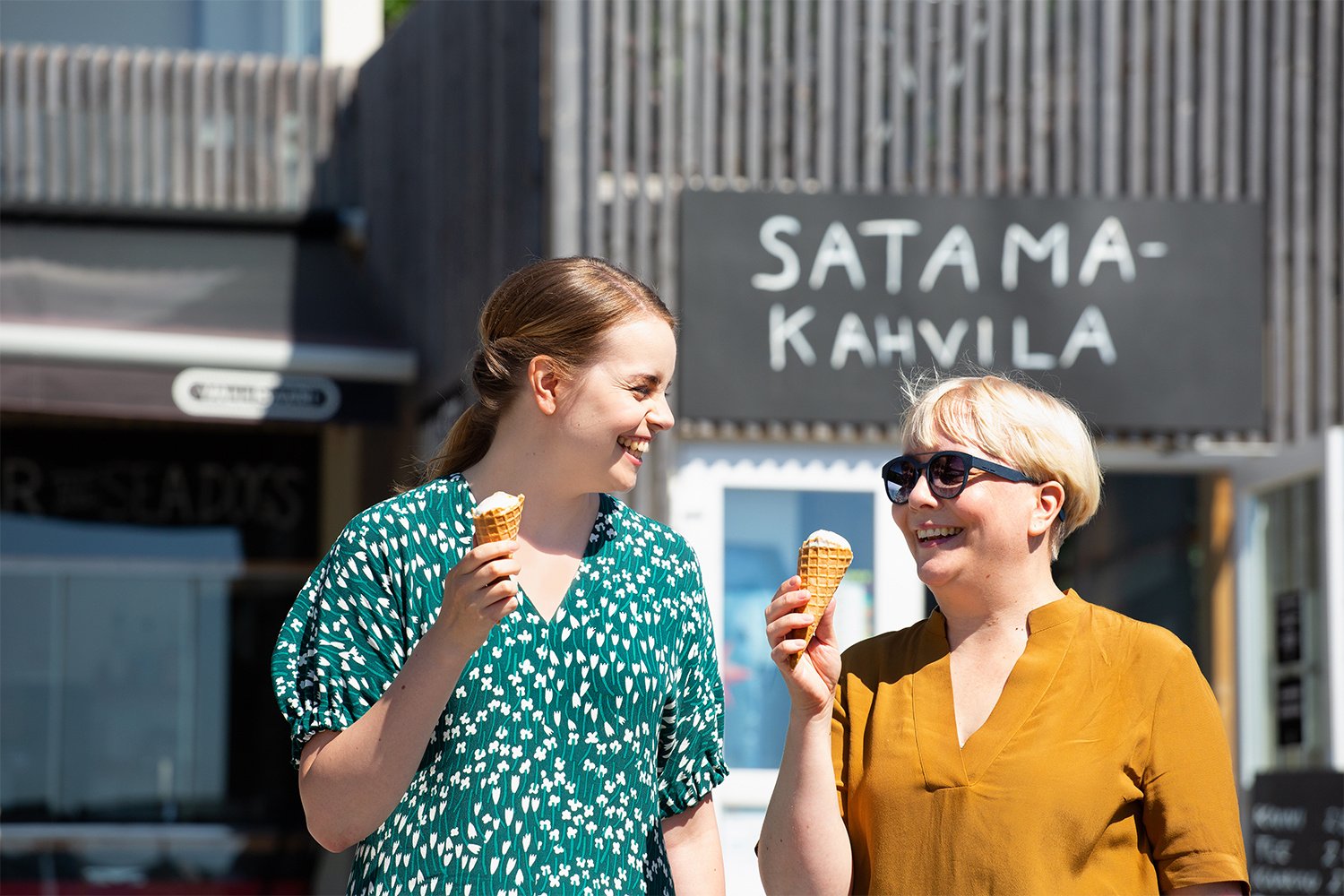 Kahdella henkilöllä on jäätelöt käsissään.
