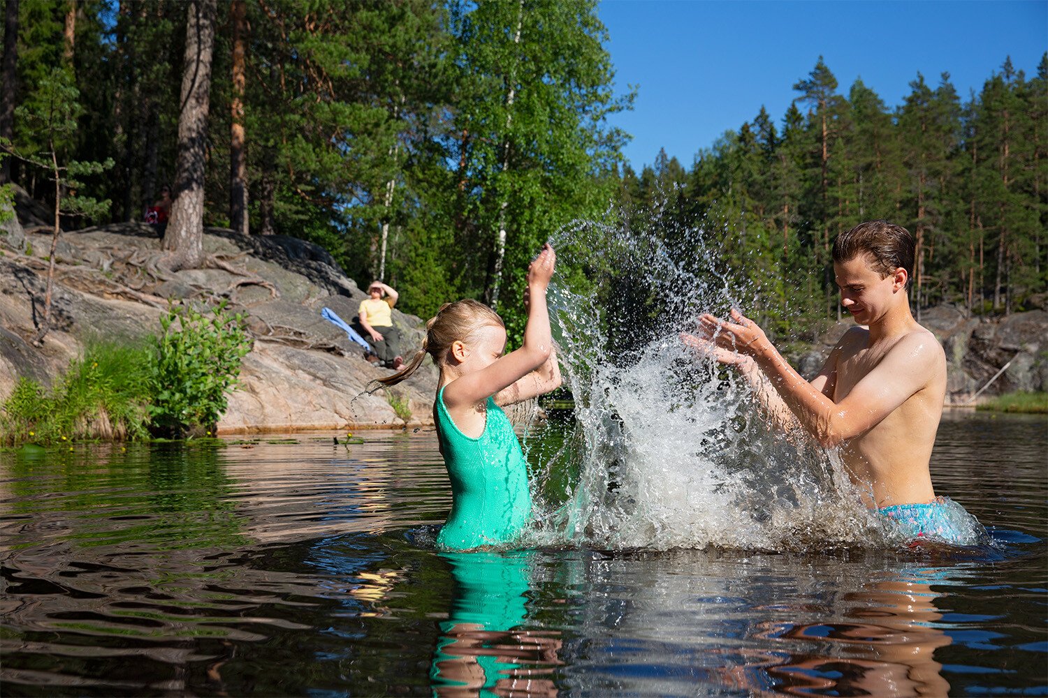 Kaksi henkilöä uimassa.