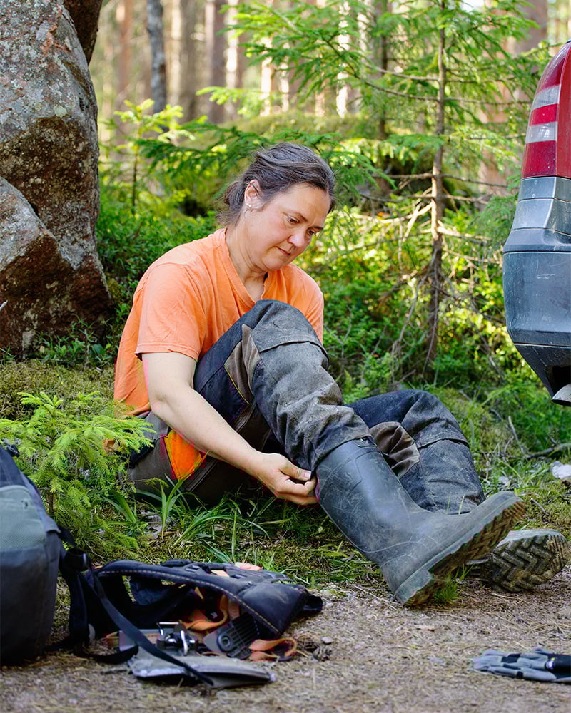 Metsuri pukee työvaatteita.