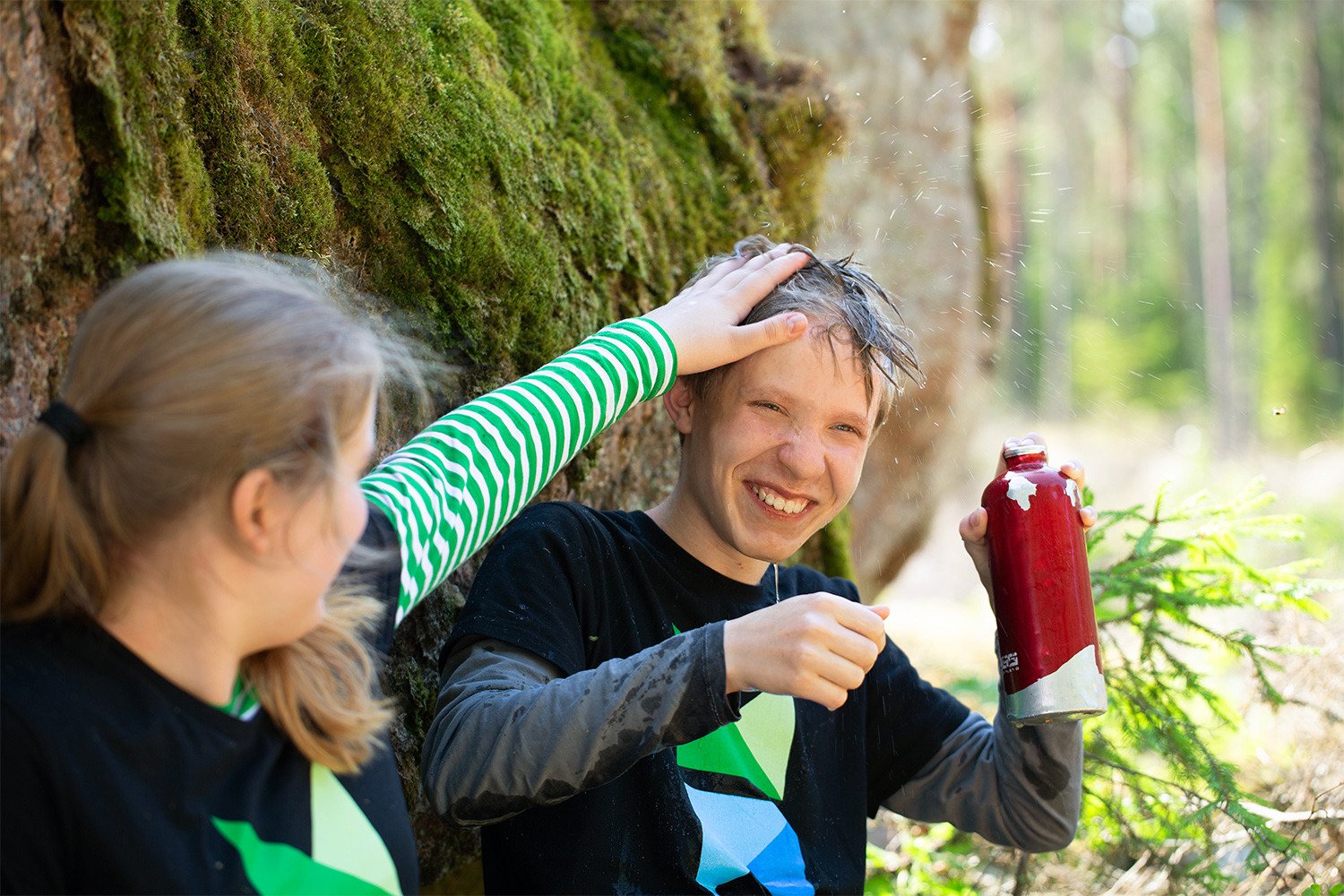 Kaksi henkilöä metsässä.