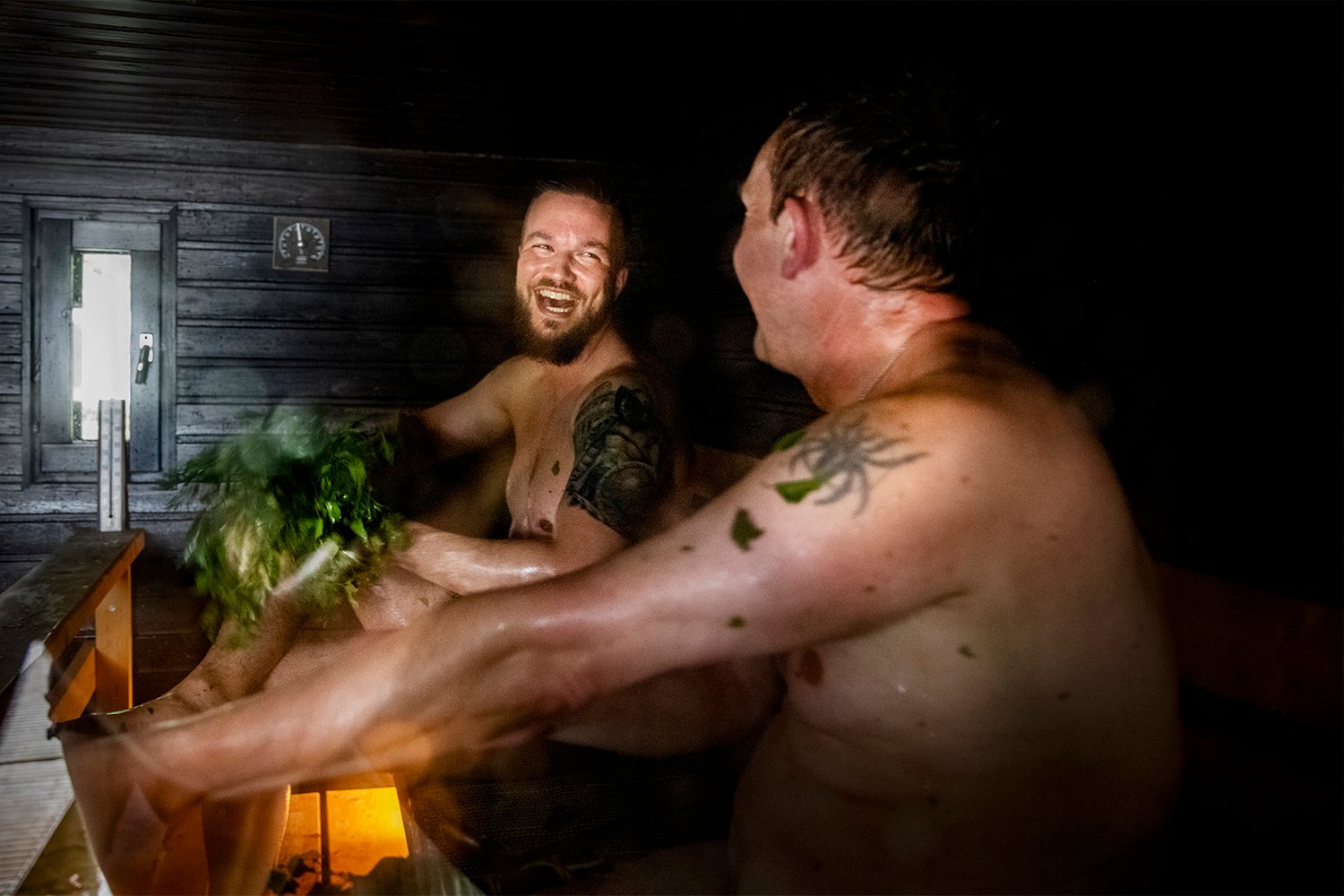 Kaksi henkilöä saunomassa.