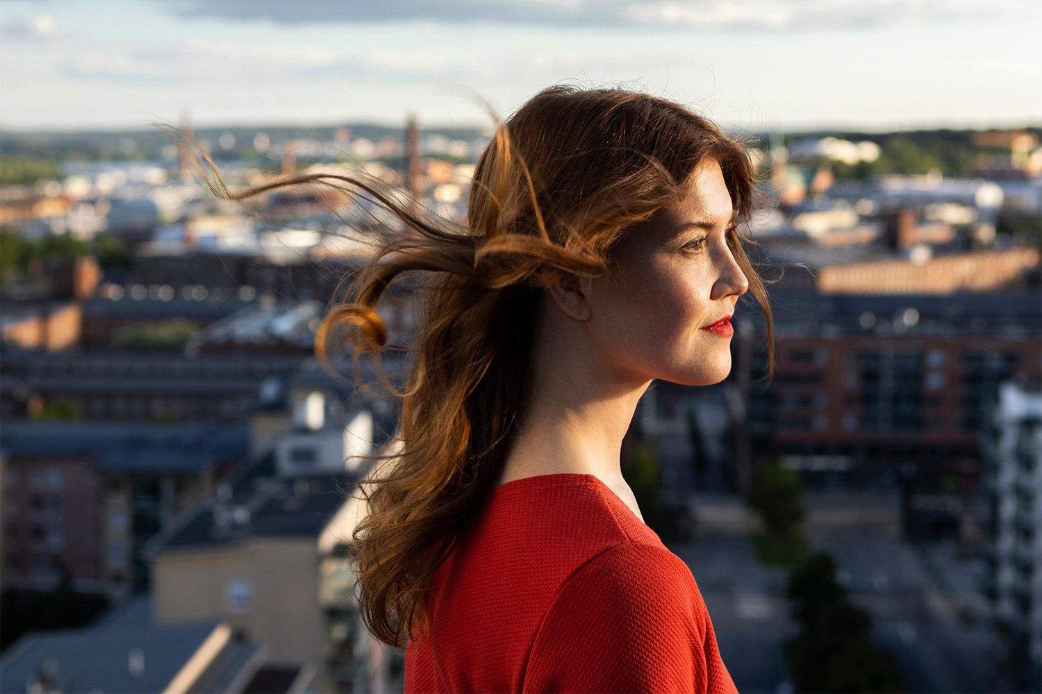 Henkilö kaupunkimaisemassa.