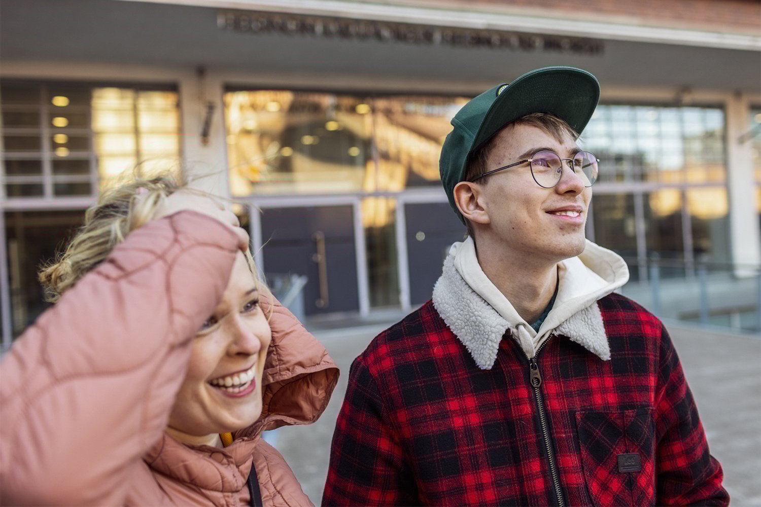 Kaksi henkilöä ulkona.
